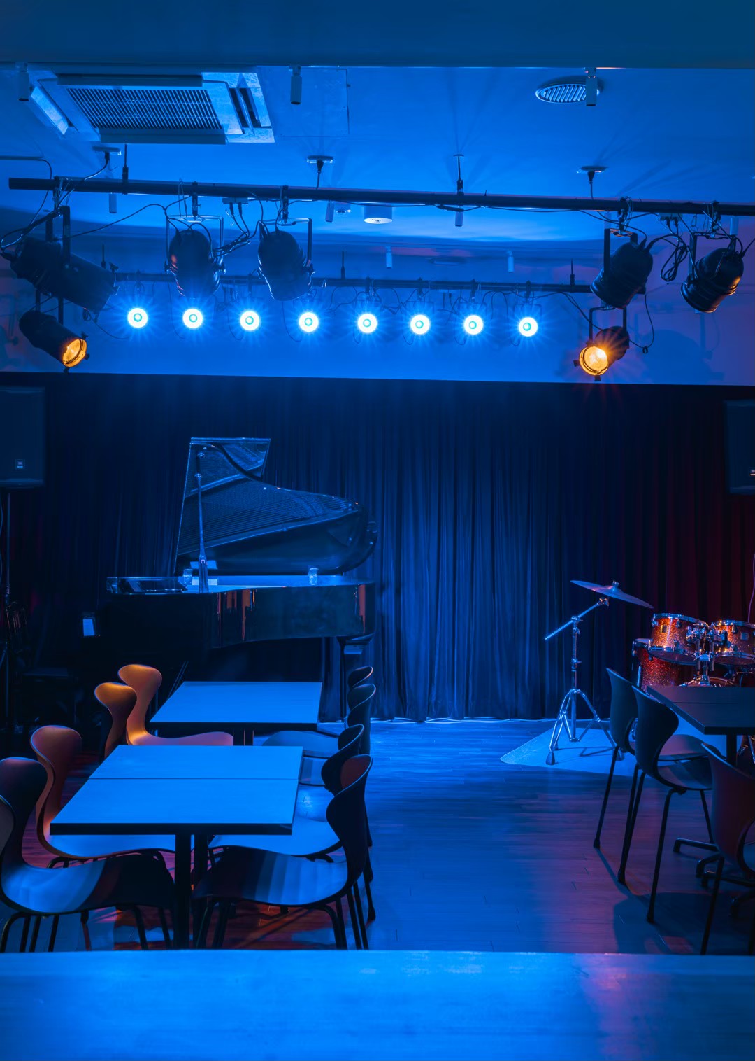 ブルー照明のライブステージ